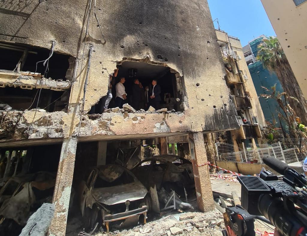 Bundesaußenminister Maas und Außenminister Ashkenazi beim Besuch eines Wohnhauses in Petach Tikva, welches durch eine Rakete der Hamas zerstört wurde 